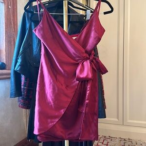 Cutest wrap dress (wedding guest dress, cocktail party, date night!)